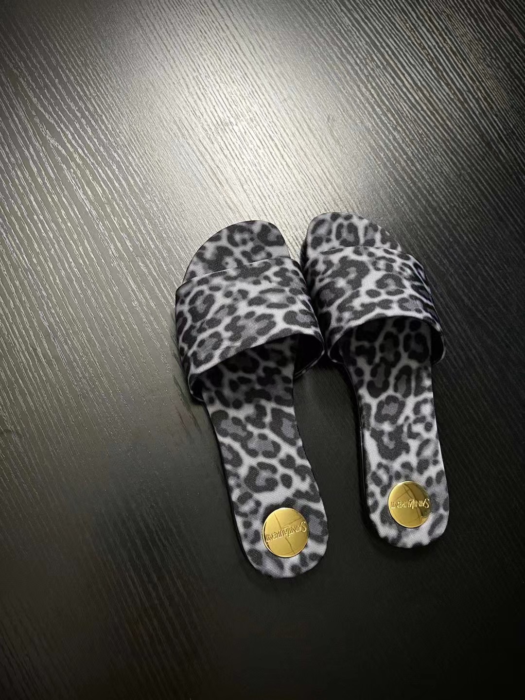 생로랑 칼라일 슬리퍼