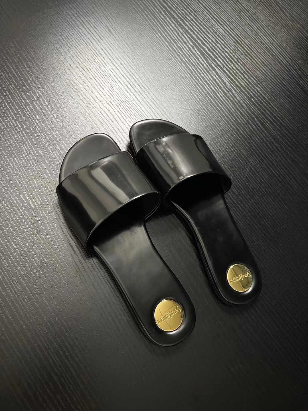 생로랑 칼라일 슬리퍼