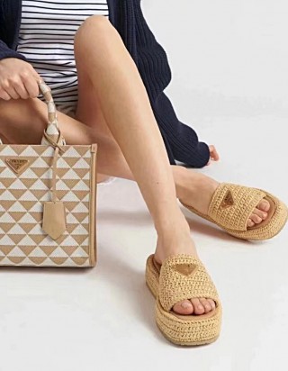 프라다 크로셰 플랫폼 슬라이드