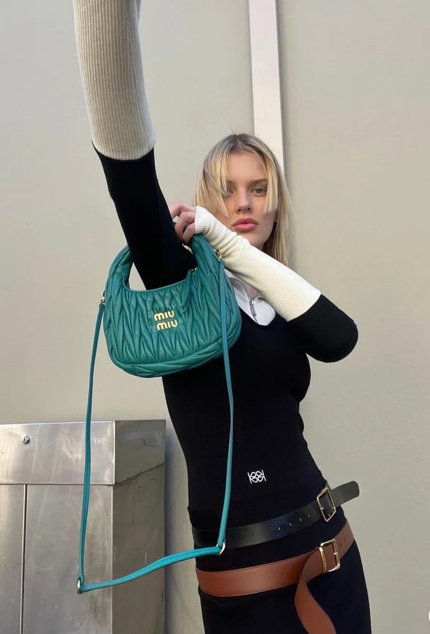 미우미우 완더 마테라쎄 나파 가죽 호보 백