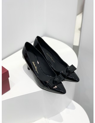 페라가모 KATRIN 바라리본 페이턴트 레더 펌프스