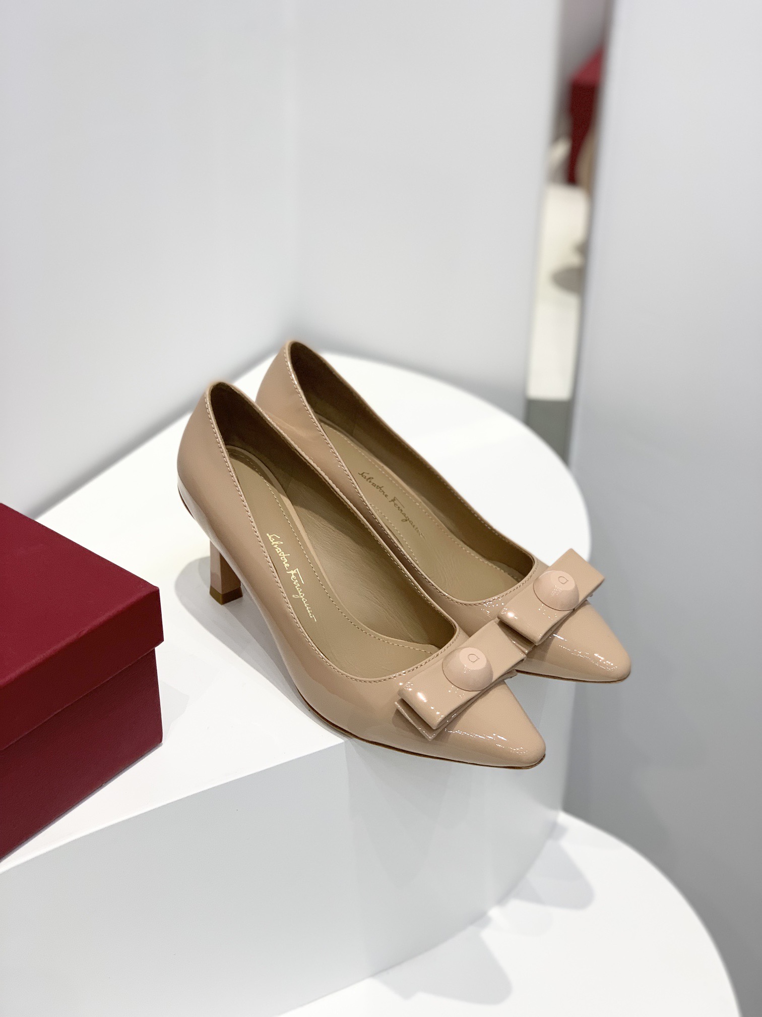 페라가모 KATRIN 바라리본 페이턴트 레더 펌프스