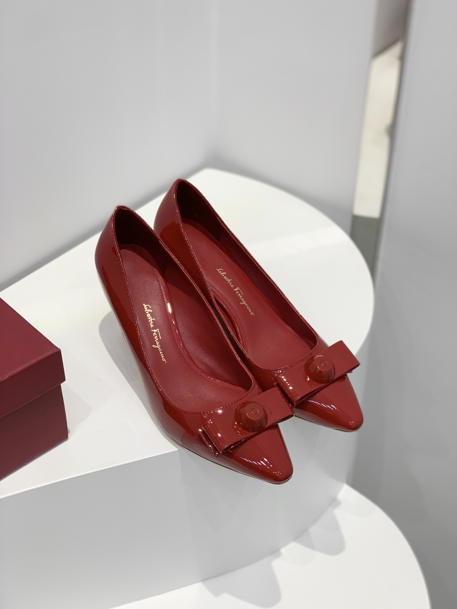 페라가모 KATRIN 바라리본 페이턴트 레더 펌프스