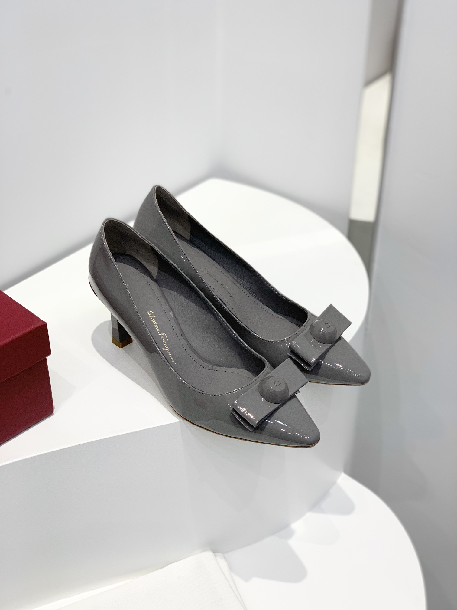 페라가모 KATRIN 바라리본 페이턴트 레더 펌프스