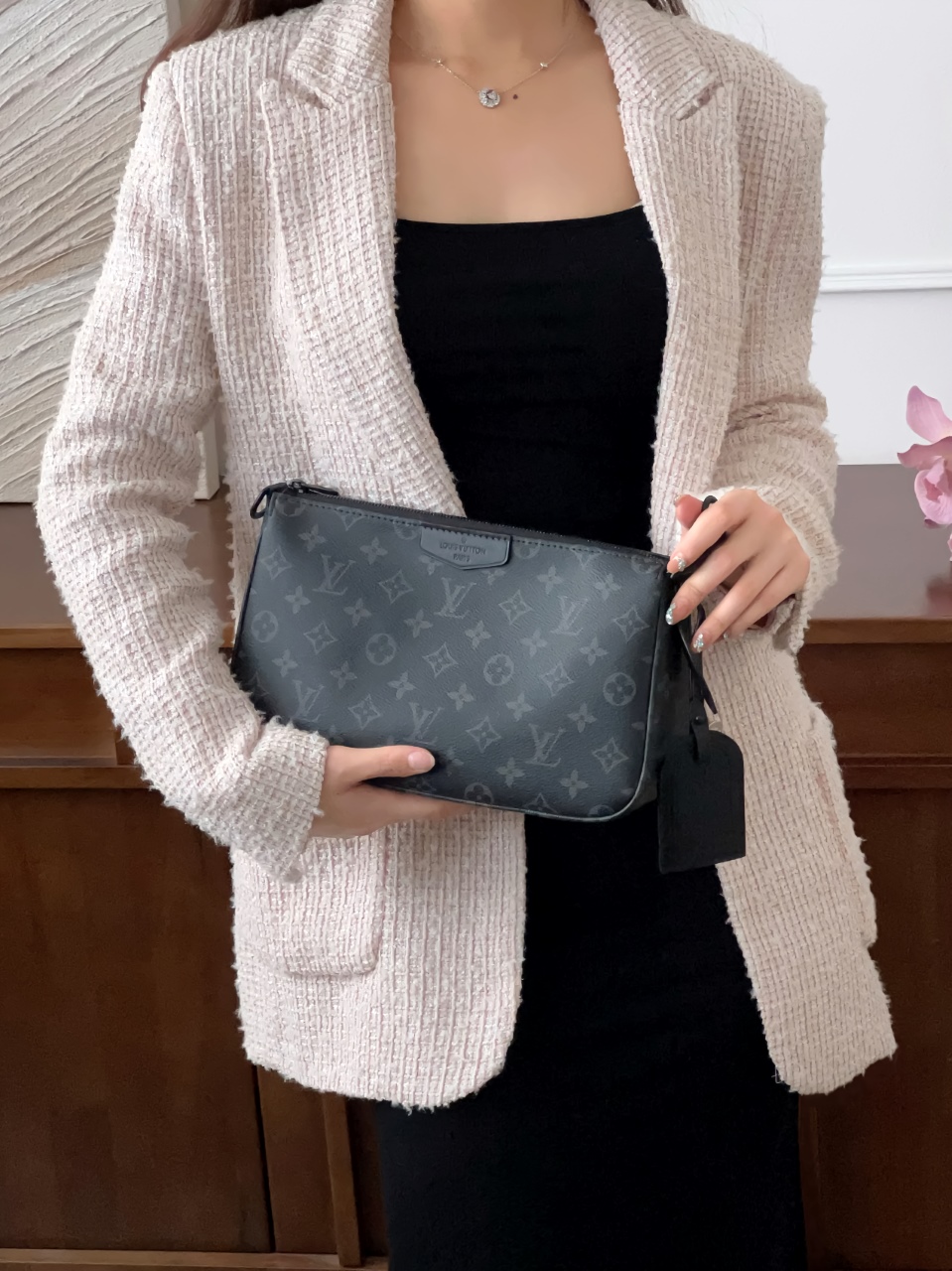 루이비통 포쉐트 악세수아 XL 모노그램 이클립스