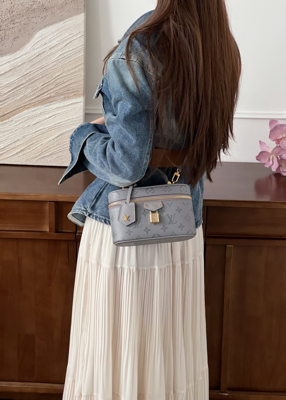 루이비통 베니티 체인 파우치