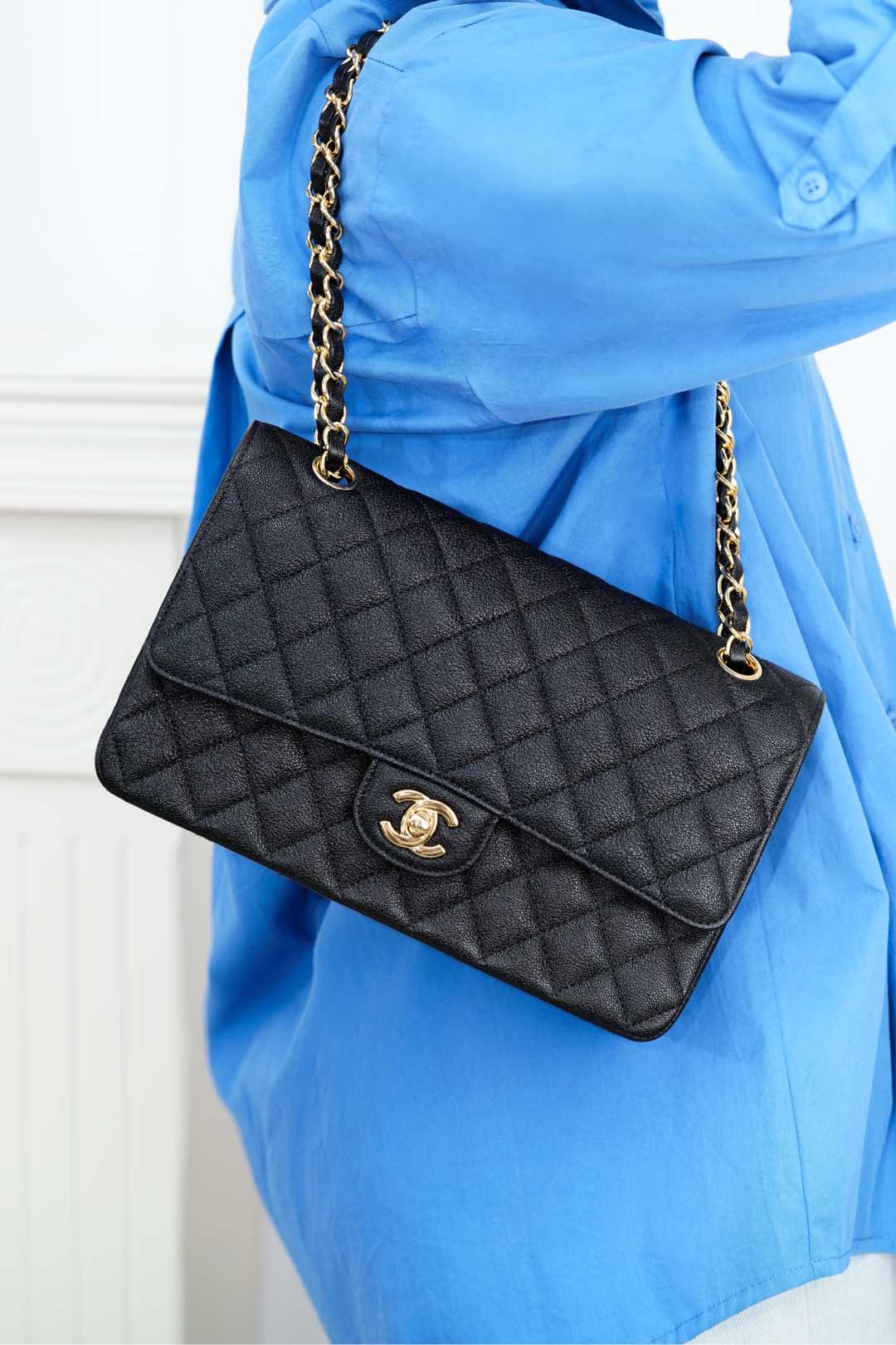 샤넬 클래식 미디움 플랩백 블랙금장