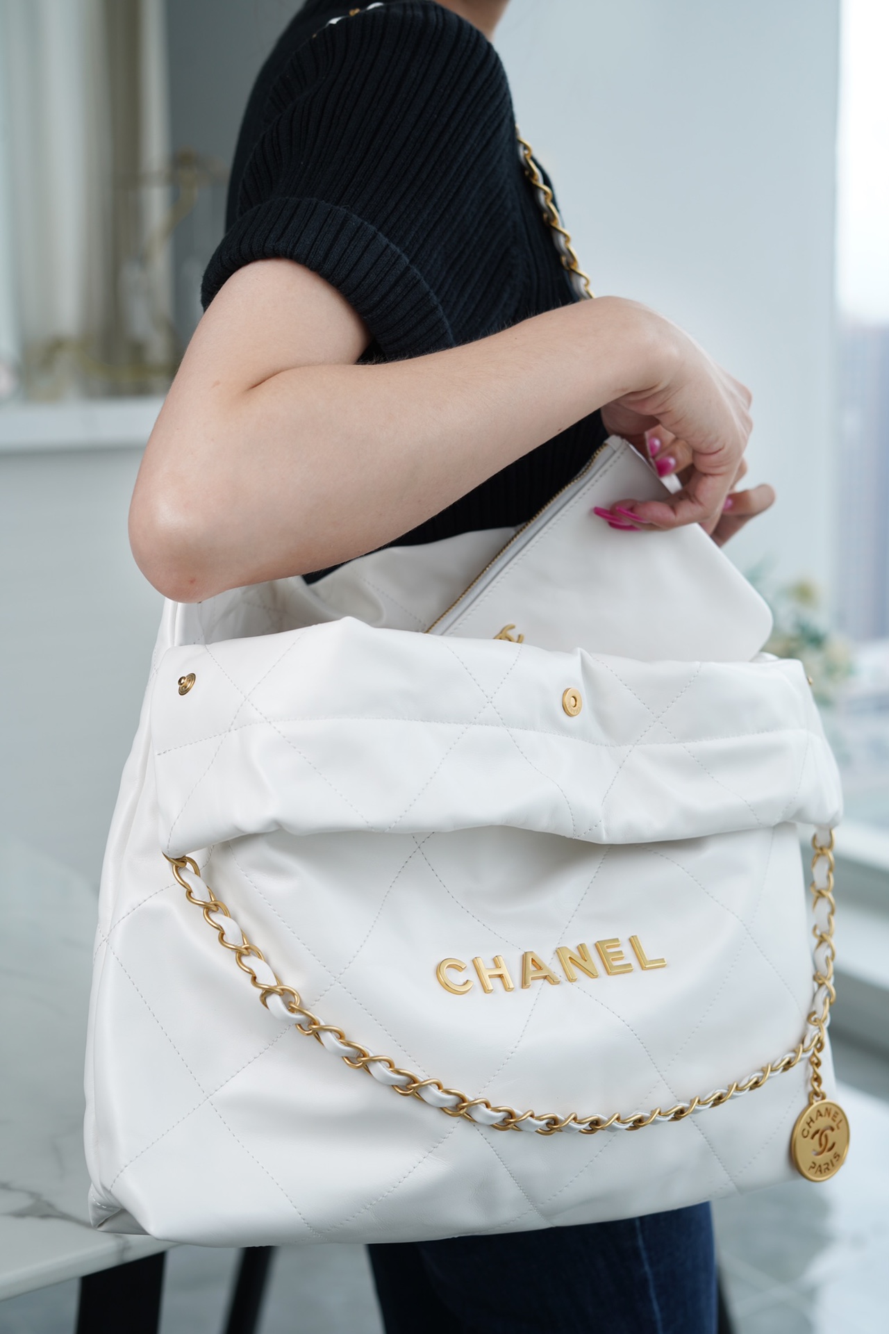 샤넬 22P 핸드백 미디움 화이트 금장