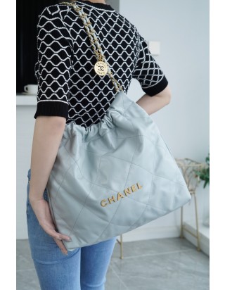 샤넬 22 핸드백 미디움 스카이블루