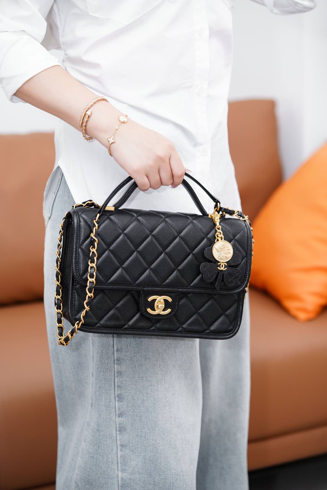 샤넬 핸들 장식의 플랩 백