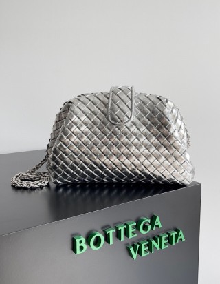 보테가 베네타 인트래치아토 레더 클러치 스몰