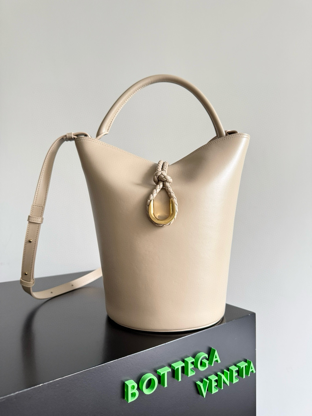 보테가 베네타 리베르타 버킷 백 라지