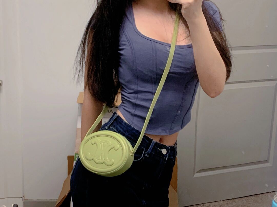 셀린느 오벌 펄스 퀴르 크로스 비치 백