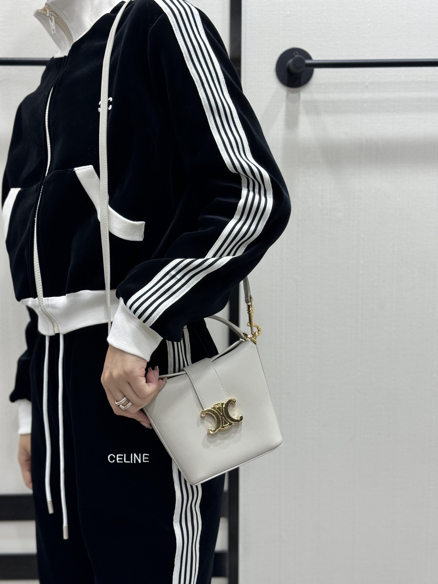 셀린느 트리옹프 미니 버킷 백