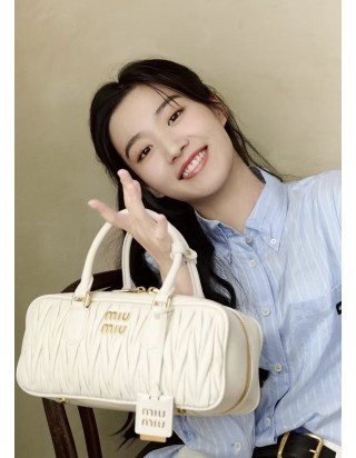 미우미우 아르카디 마테라세 나파 가죽 백 미디움