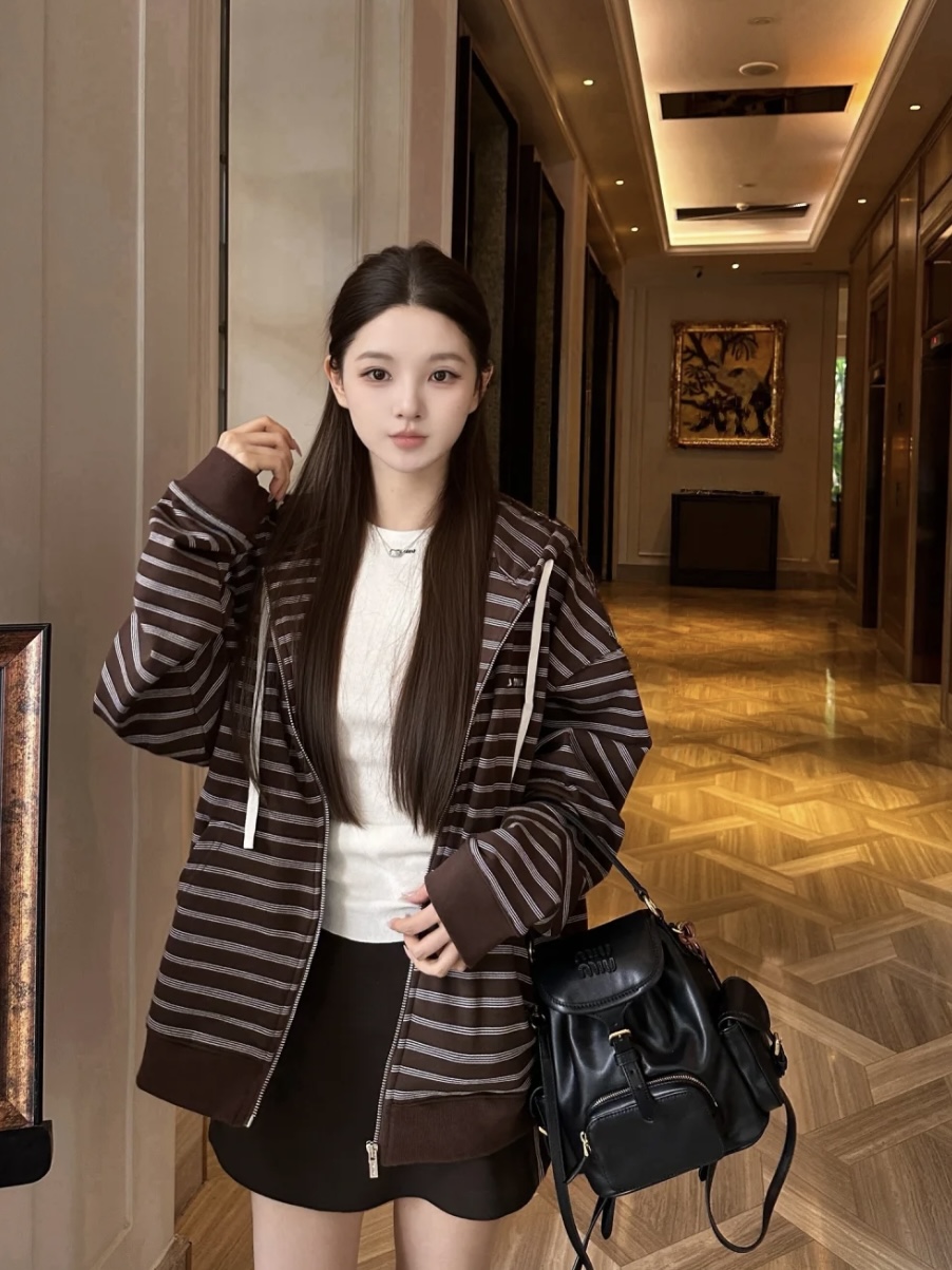 미우미우 멀티 포켓 레더 백팩 스몰