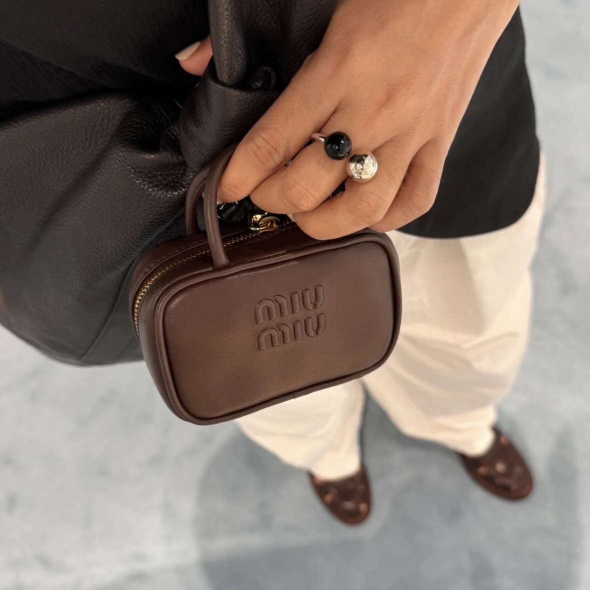 미우미우 레더 마이크로 보 백