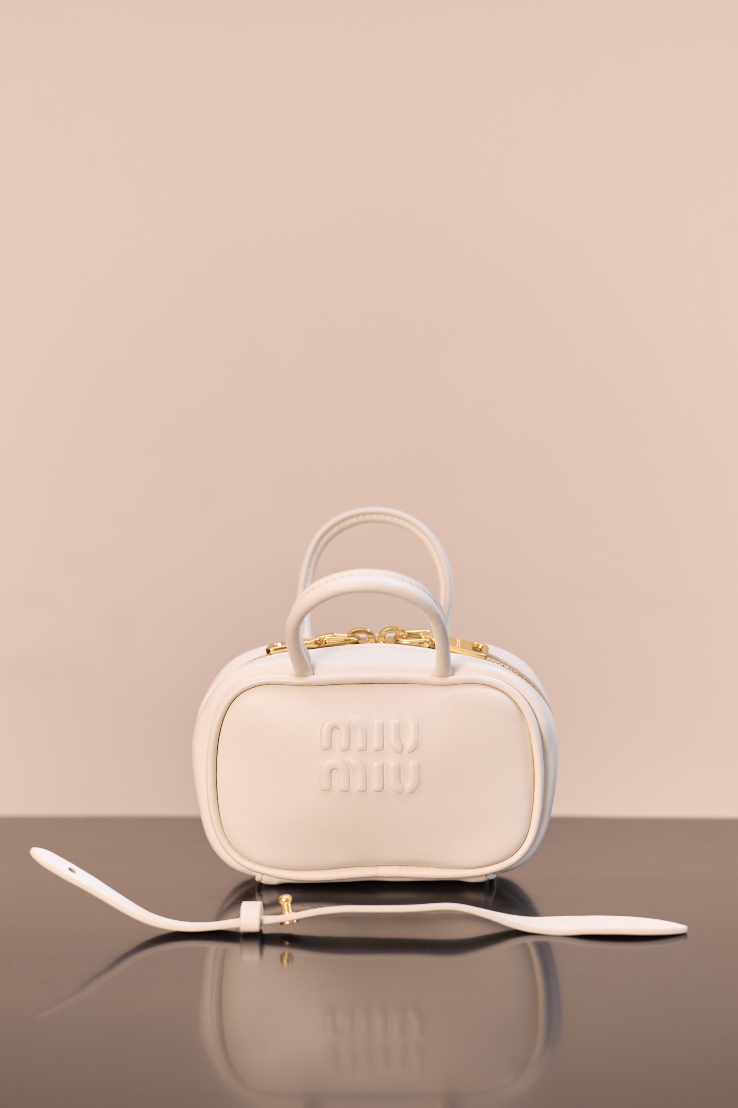 미우미우 레더 마이크로 보 백