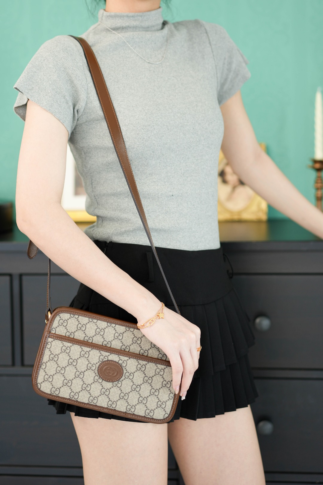 구찌 GG 인터로킹 스프림 클러치 백