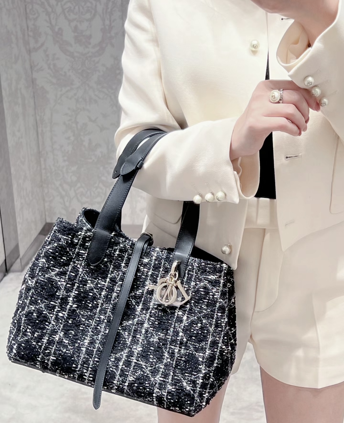 디올 뚜주흐 토트백 미디움