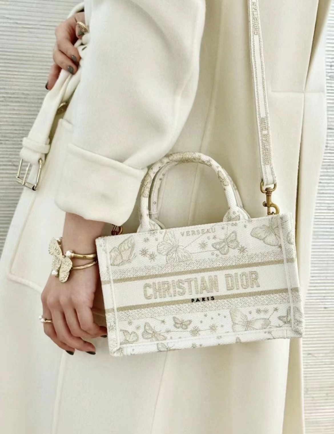 디올 북 토트백 화이트 미니