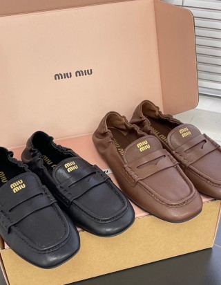 미우미우 엠보시드 로고 로퍼