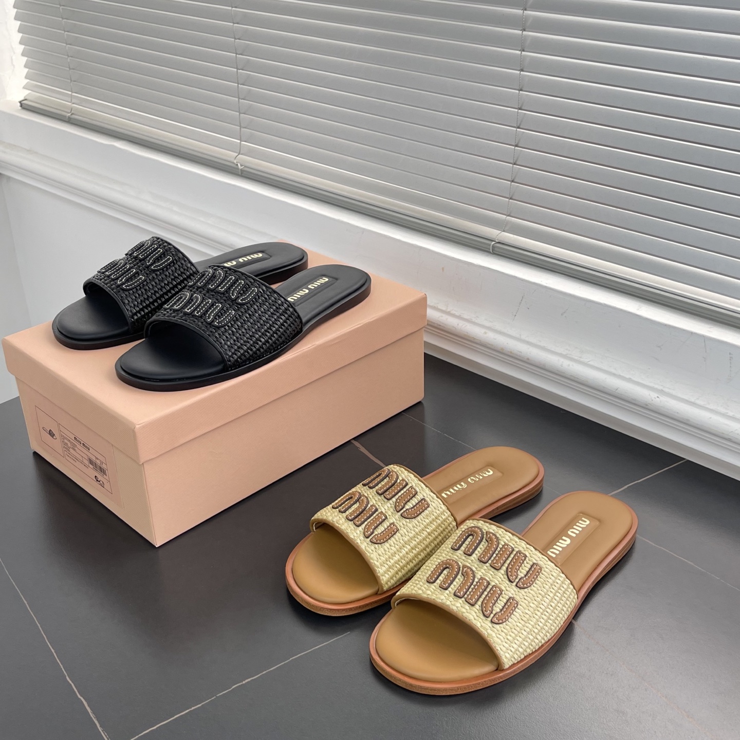 미우미우 라피아 이펙트 슬리퍼