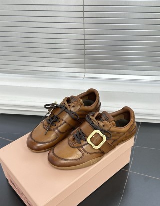 미우미우 버클 스트랩 레더 스니커즈