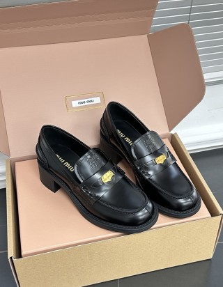 미우미우 브러시드 레더 페니 로퍼