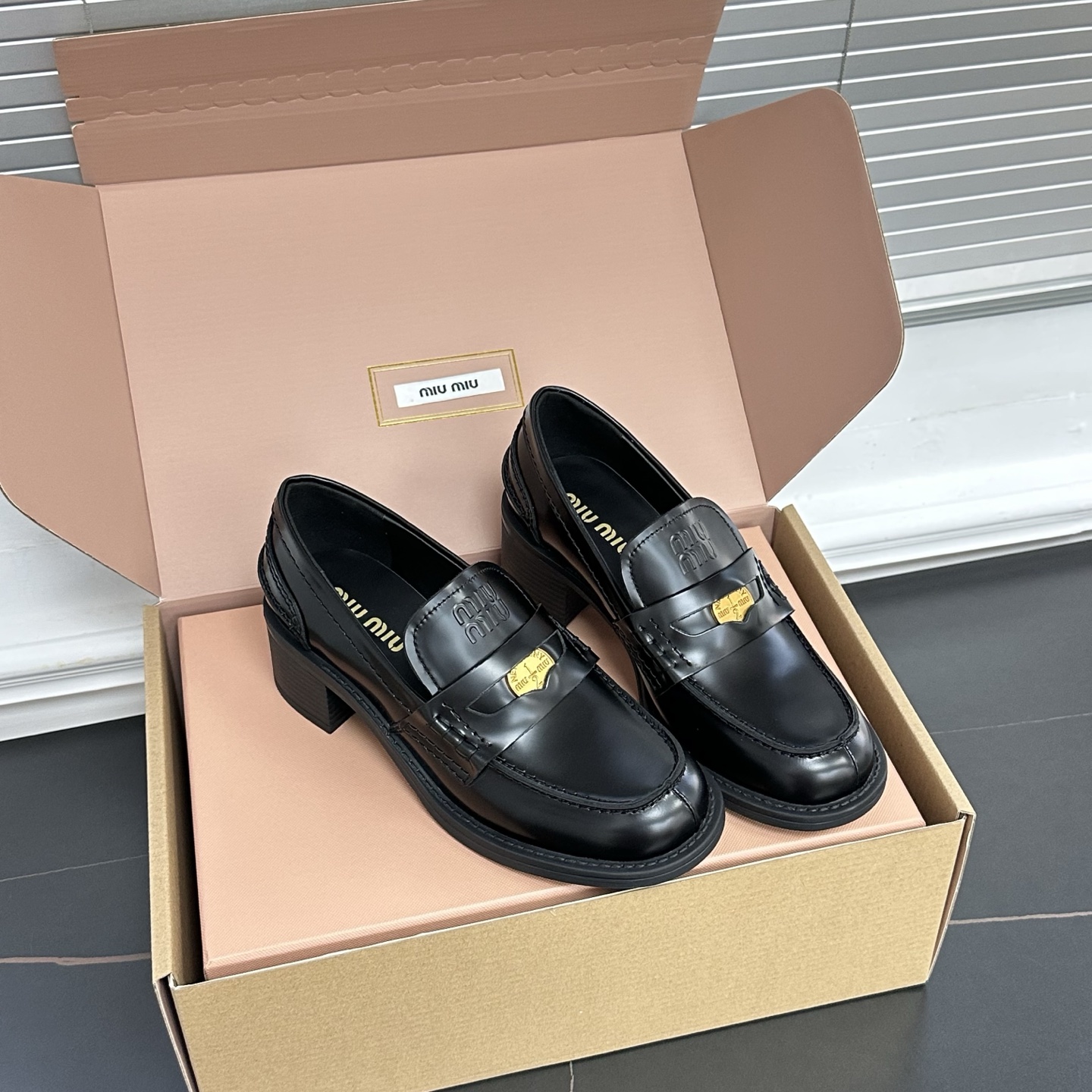 미우미우 브러시드 레더 페니 로퍼