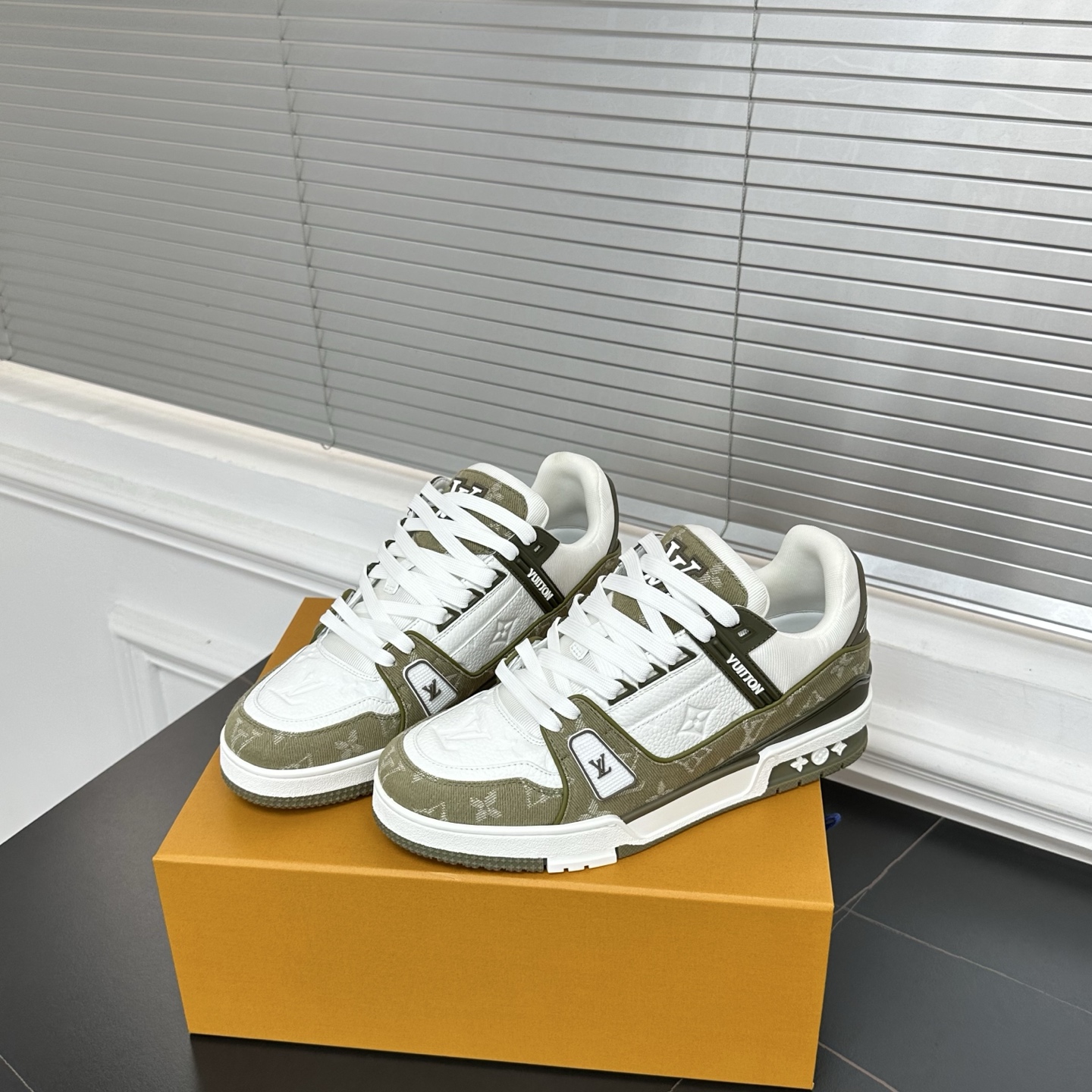 루이비통 트레이너 스니커즈