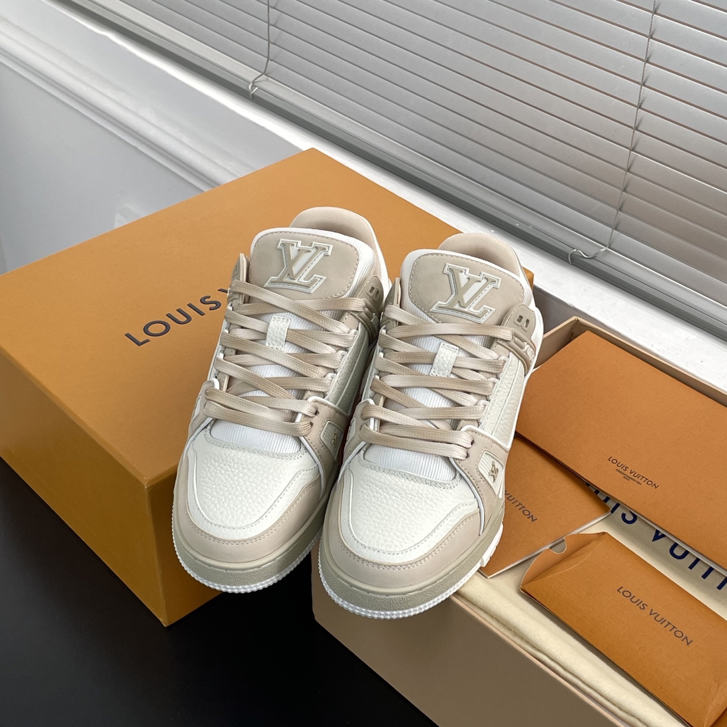 루이비통 트레이너 스니커즈