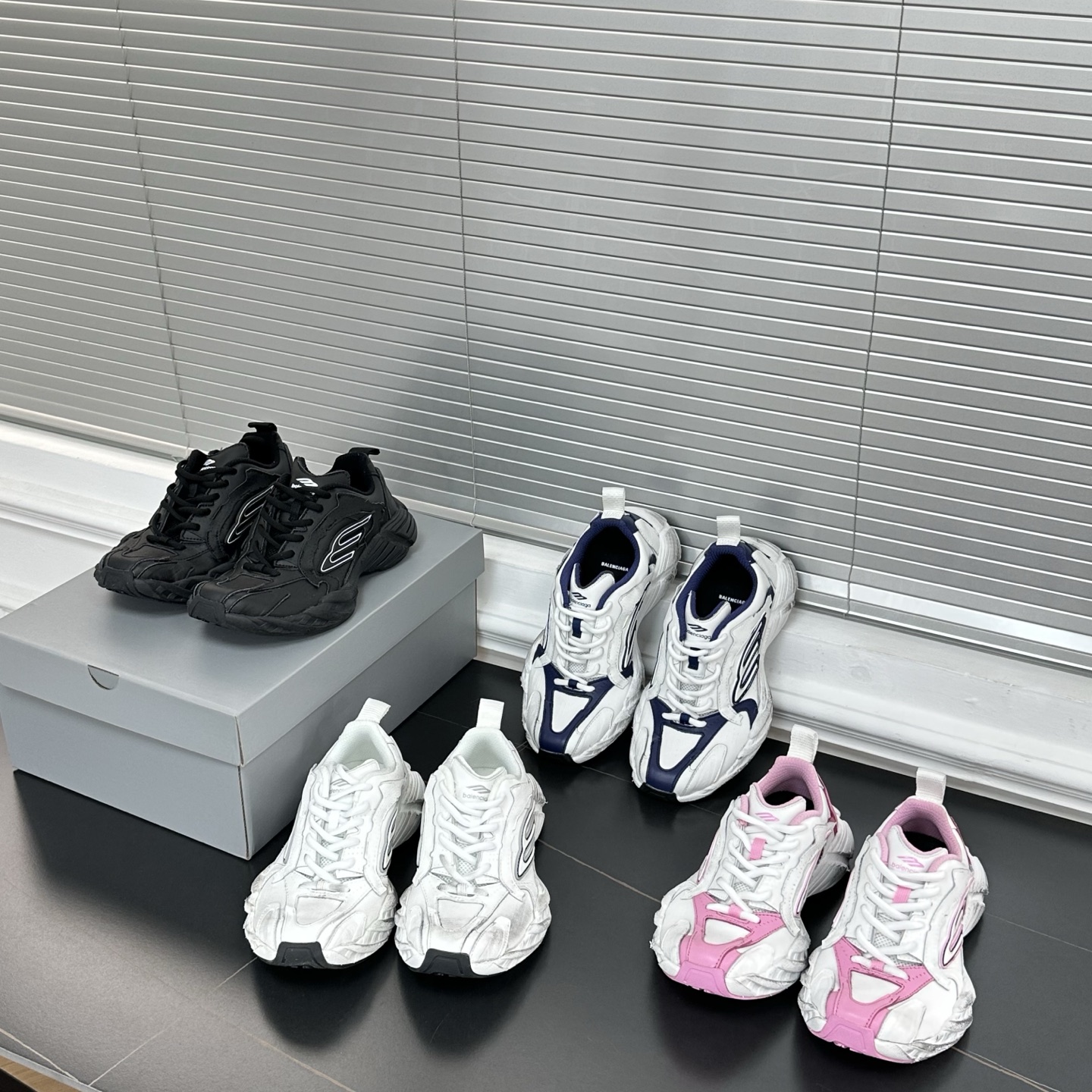 발렌시아가 먼데이 스니커즈