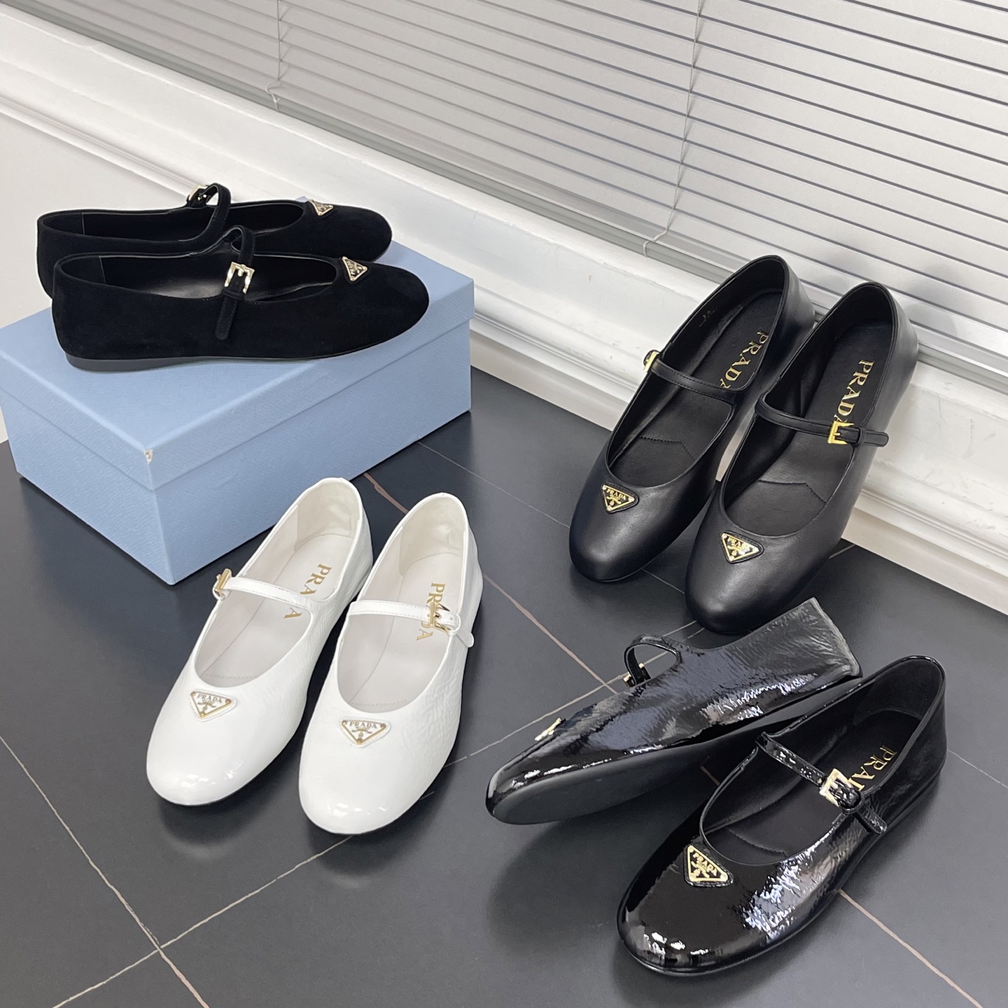 프라다 나파 가죽 메리 재인 발레리나 슈즈