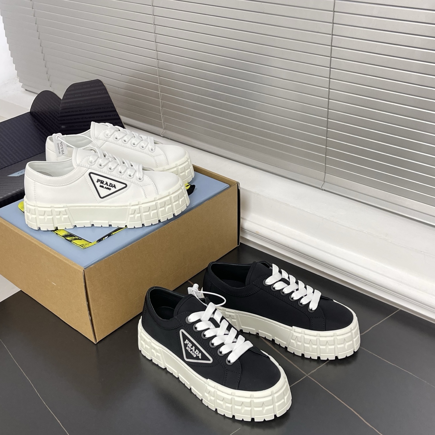 프라다 더블 휠 리나일론 게버딘 스니커즈