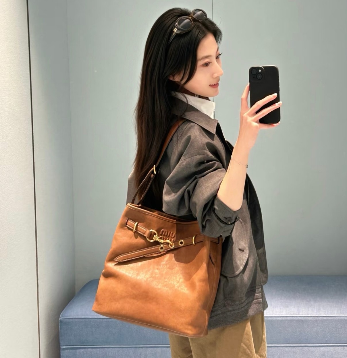 미우미우 아방뛰르 나파 가죽 버킷 백